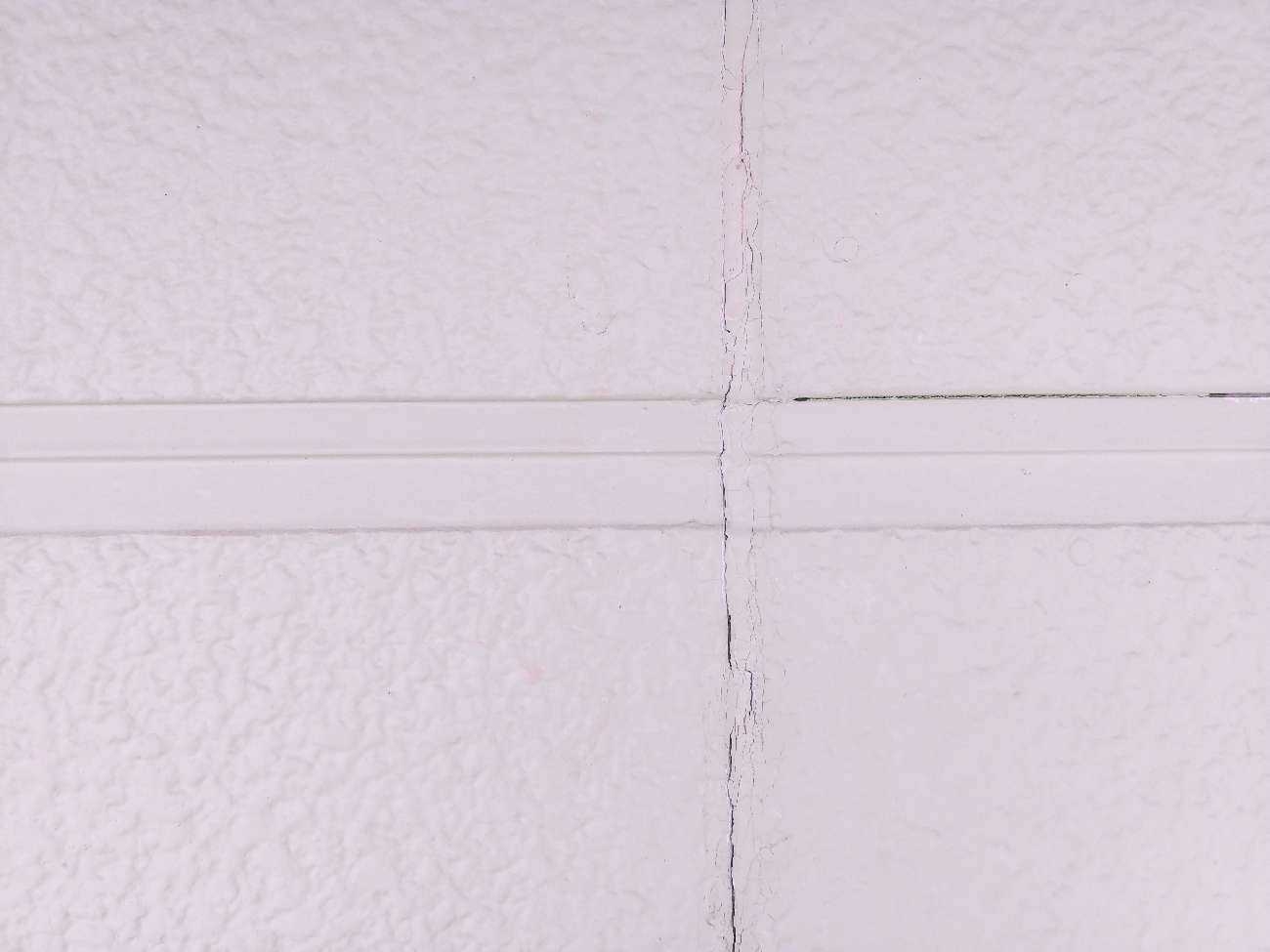 収縮が発生した撤去前のシーリング